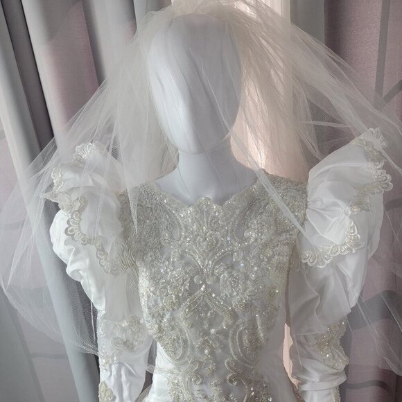 Vintage Demetrios Fit and Flare Ivory Wedding Dress With Veil. Size 4 Approx. - Picture 5 of 14